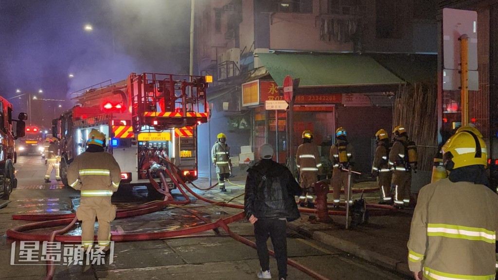 紅磡燒味店深夜冒濃煙，逾20街坊睡夢中驚醒疏散。黎志偉攝