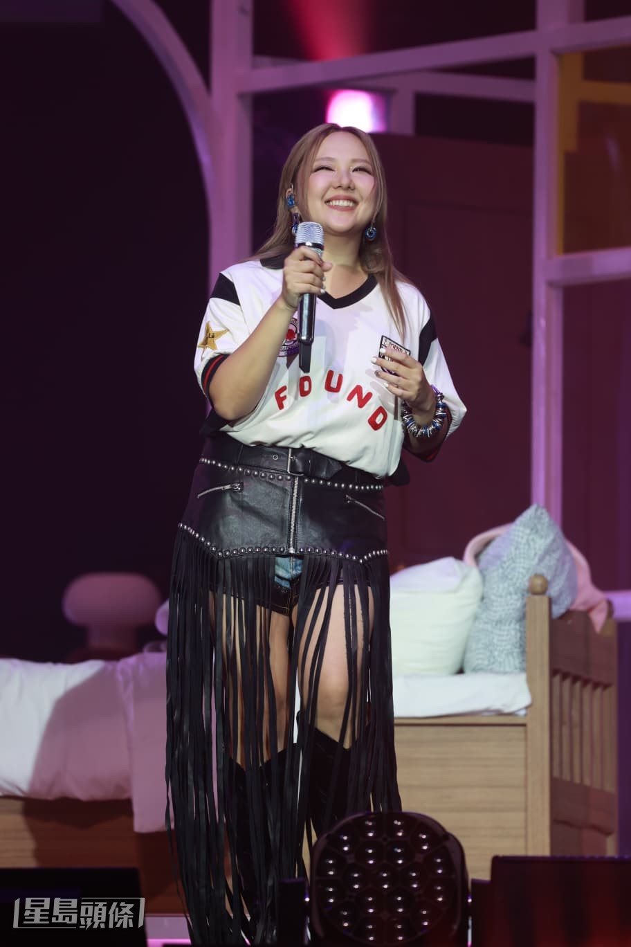 Janice也換好另一造型現身。