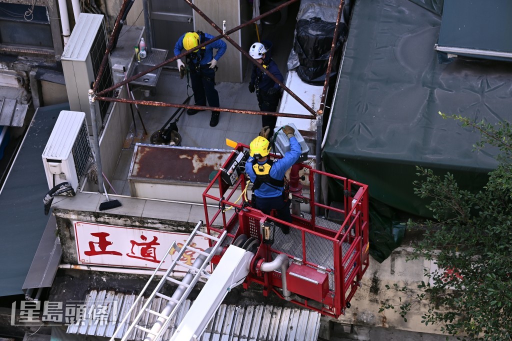 消防一度升起雲梯搜索。林思明攝