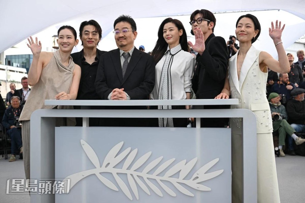 延尚昊（左三）指拍《屍殺禁區》是反映世界的恐懼。