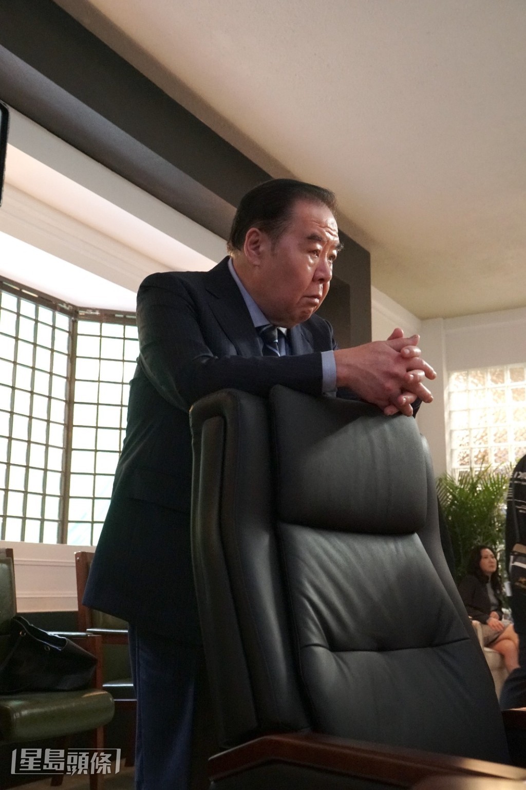 戲中飾演保安局局長的鄭則士，盛讚電影中緊急危機應變小組的成員。