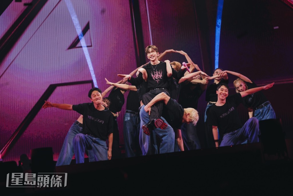 Anson Lo與Dancers在台上落力表演。 Anson Lo與Dancers在台上落力表演。