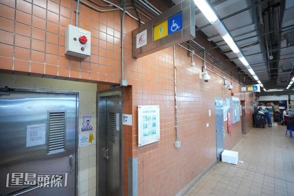西營盤街市公廁被評為最急需改善公廁之一。劉駿軒攝 西營盤街市公廁被評為最急需改善公廁之一。劉駿軒攝
