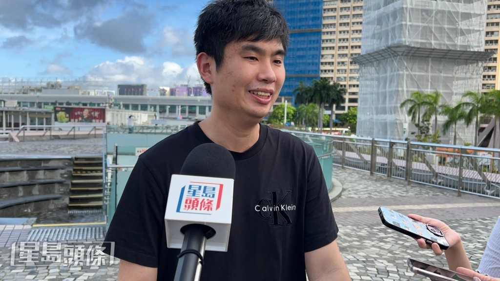 葉先生來港旅遊看到軍艦,表示心情激動。 葉先生來港旅遊看到軍艦,表示心情激動。