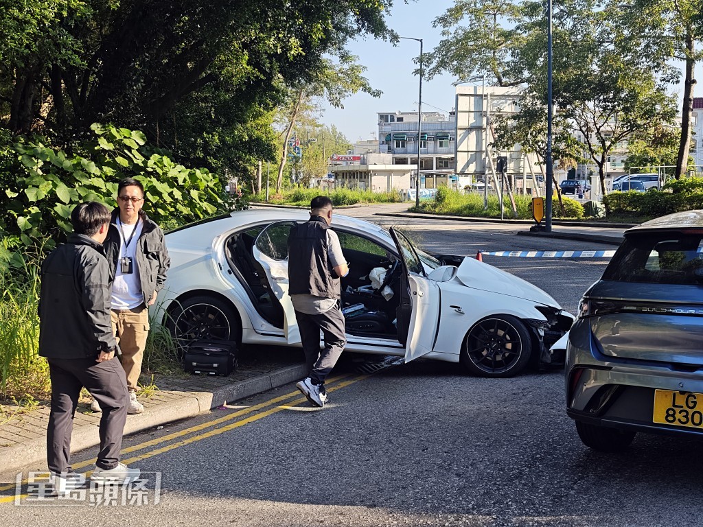 警員在車上搜出懷疑毒品。蔡楚輝攝