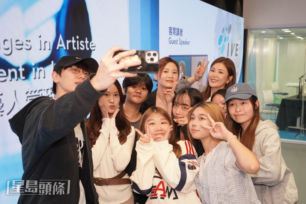 朱晨丽与赵璧渝开心见到学生反应踊跃。