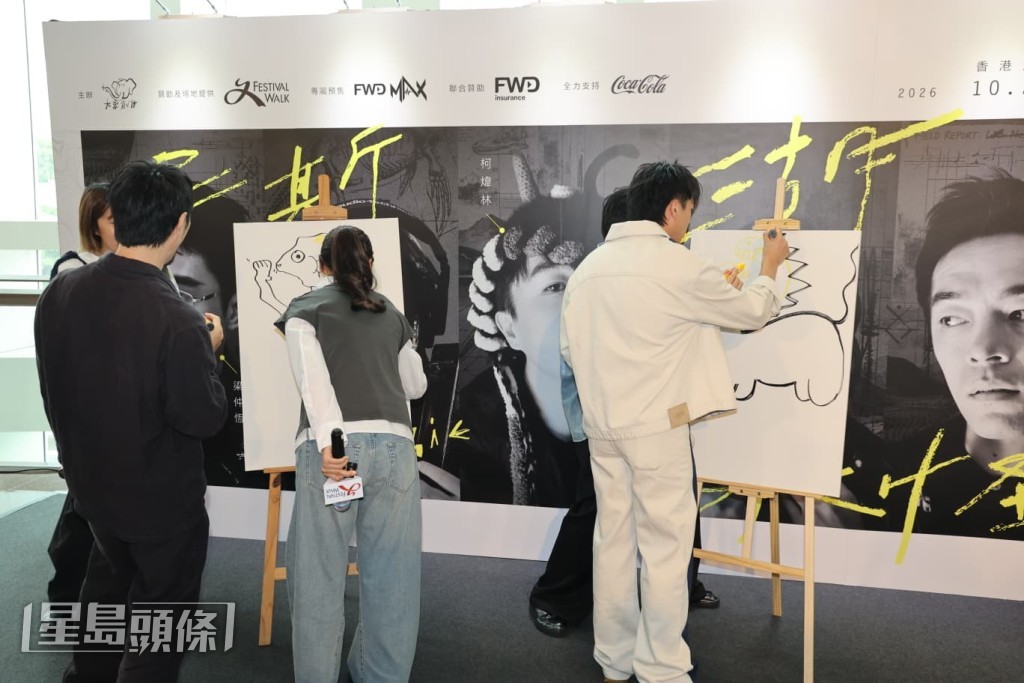3人即場畫畫。 3人即場畫畫。