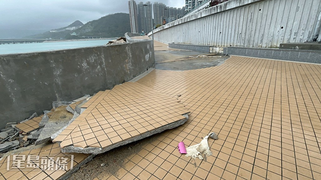 將軍澳海濱部分地板被沖毀。楊偉亨攝