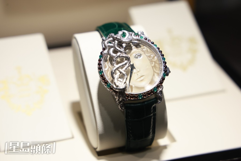 以蛇髮女妖美杜莎為主題的Sarcar豪門世家手錶,造工精細。 以蛇髮女妖美杜莎為主題的Sarcar豪門世家手錶,造工精細。