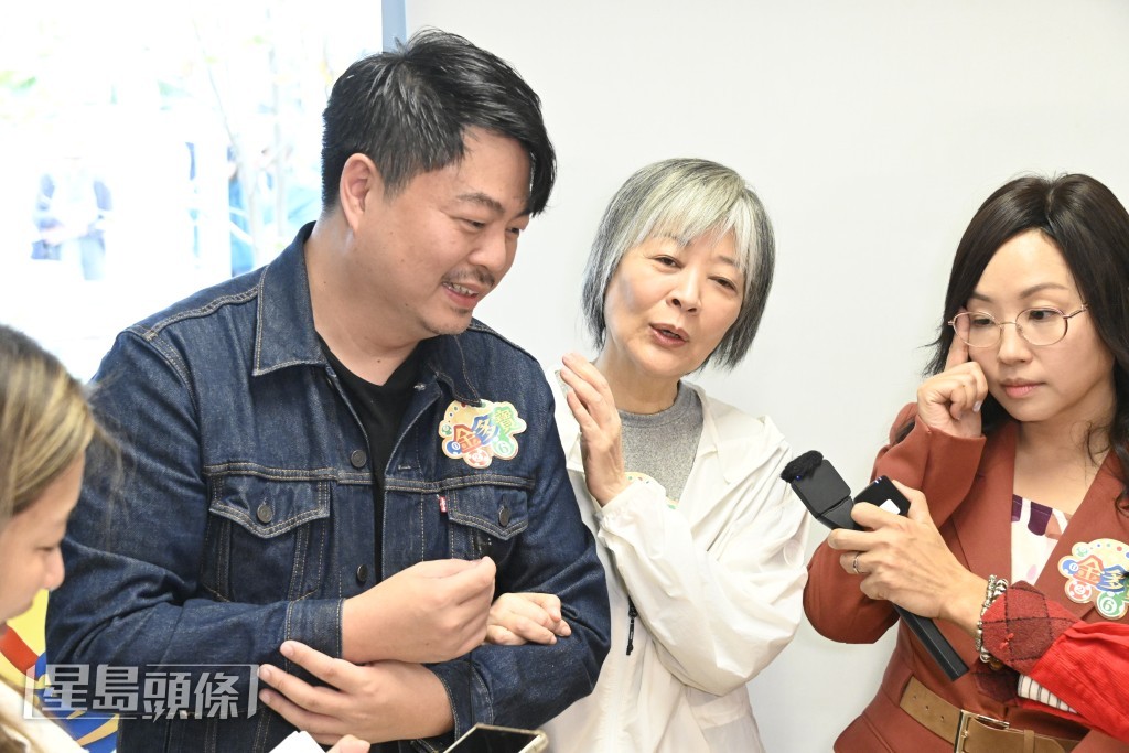 金燕玲呼籲大家入場睇電影。