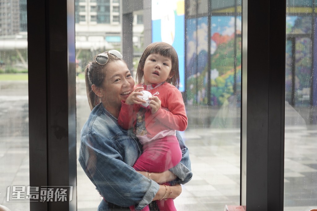 阿偉的太太及女兒也有出席。