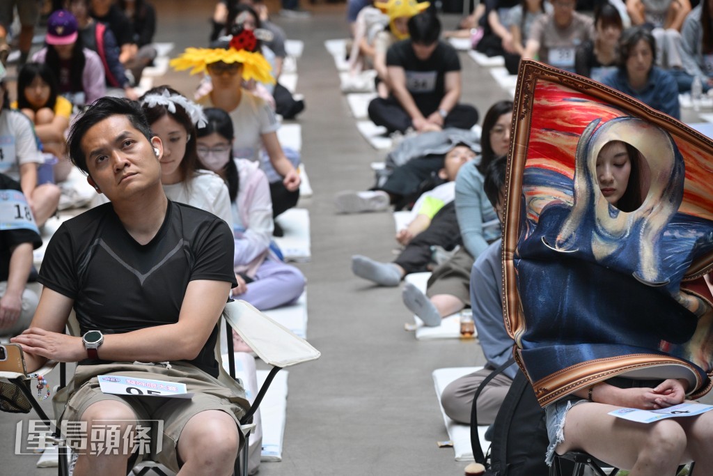 游乐场协会在荃湾一个商场举办“发吽哣”大赛,有近70名参赛者在商场中庭“发吽哣”1小时。 游乐场协会在荃湾一个商场举办“发吽哣”大赛,有近70名参赛者在商场中庭“发吽哣”1小时。