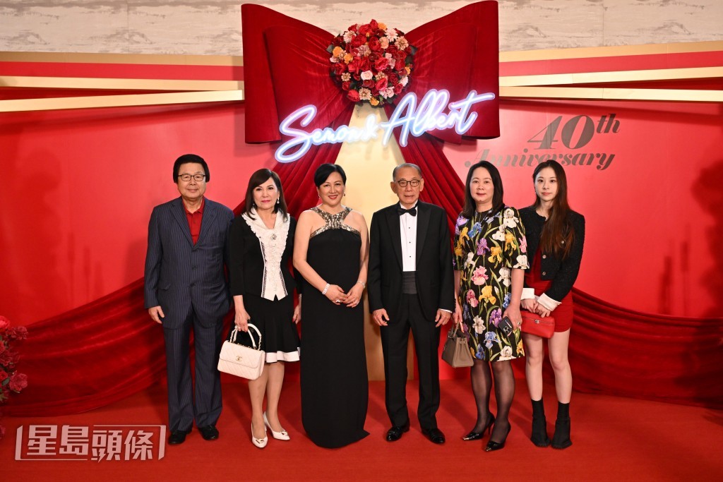 蔡志明伉儷、郭英成夫人及郭灝麗女士,一同祝賀英皇集團主席楊受成博士伉儷,並一同合照。 蔡志明伉儷、郭英成夫人及郭灝麗女士,一同祝賀英皇集團主席楊受成博士伉儷,並一同合照。