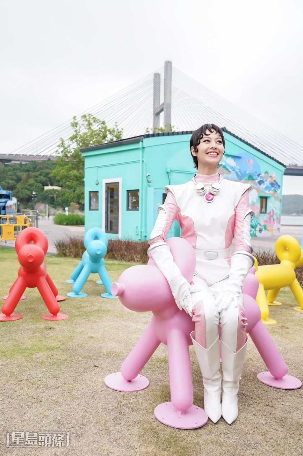 愛,Amy感謝服裝團隊只用三日就趕起「太空衣」服裝。 愛,Amy感謝服裝團隊只用三日就趕起「太空衣」服裝。