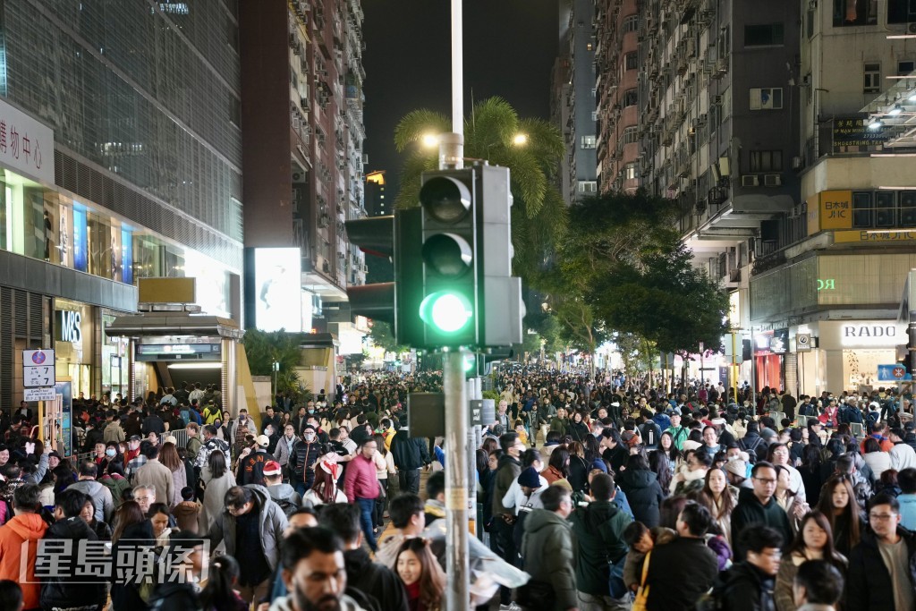 尖沙咀人头涌涌。