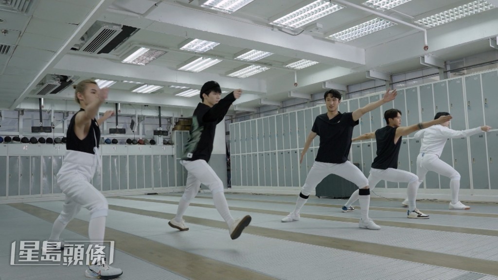 4子與劍擊運動員蔡俊彥練習劍擊。 4子與劍擊運動員蔡俊彥練習劍擊。