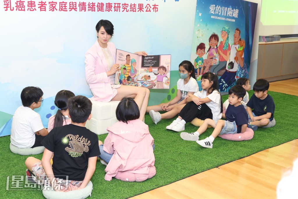 即場與小朋友講故事。 即場與小朋友講故事。