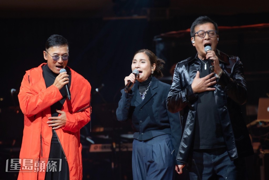 黃日華與三哥重現當年經典電視劇《射雕英雄傳》角色郭靖和楊康，更同三嫂一齊合唱該劇主題曲《鐵血丹心》及《世間始終你好》。