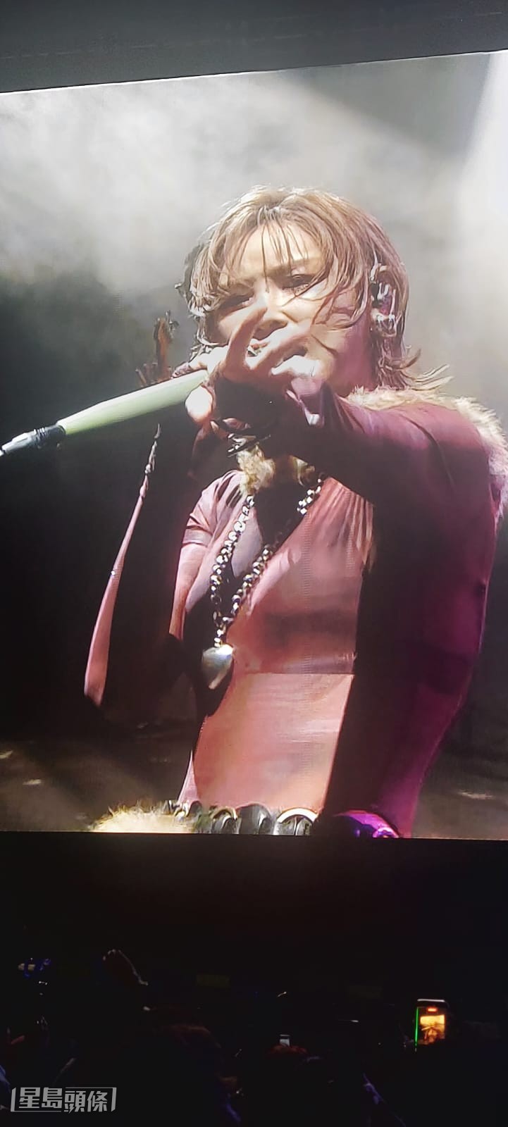 陳蕾透露收到歌迷inbox，因一場大火什麼也沒有，六日連日來也聽著一首歌去支撐。