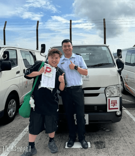 肥仔早前考貨車牌,獲姜濤的教車師傅指導1 take pass,他指對方教得好。 肥仔早前考貨車牌,獲姜濤的教車師傅指導1 take pass,他指對方教得好。