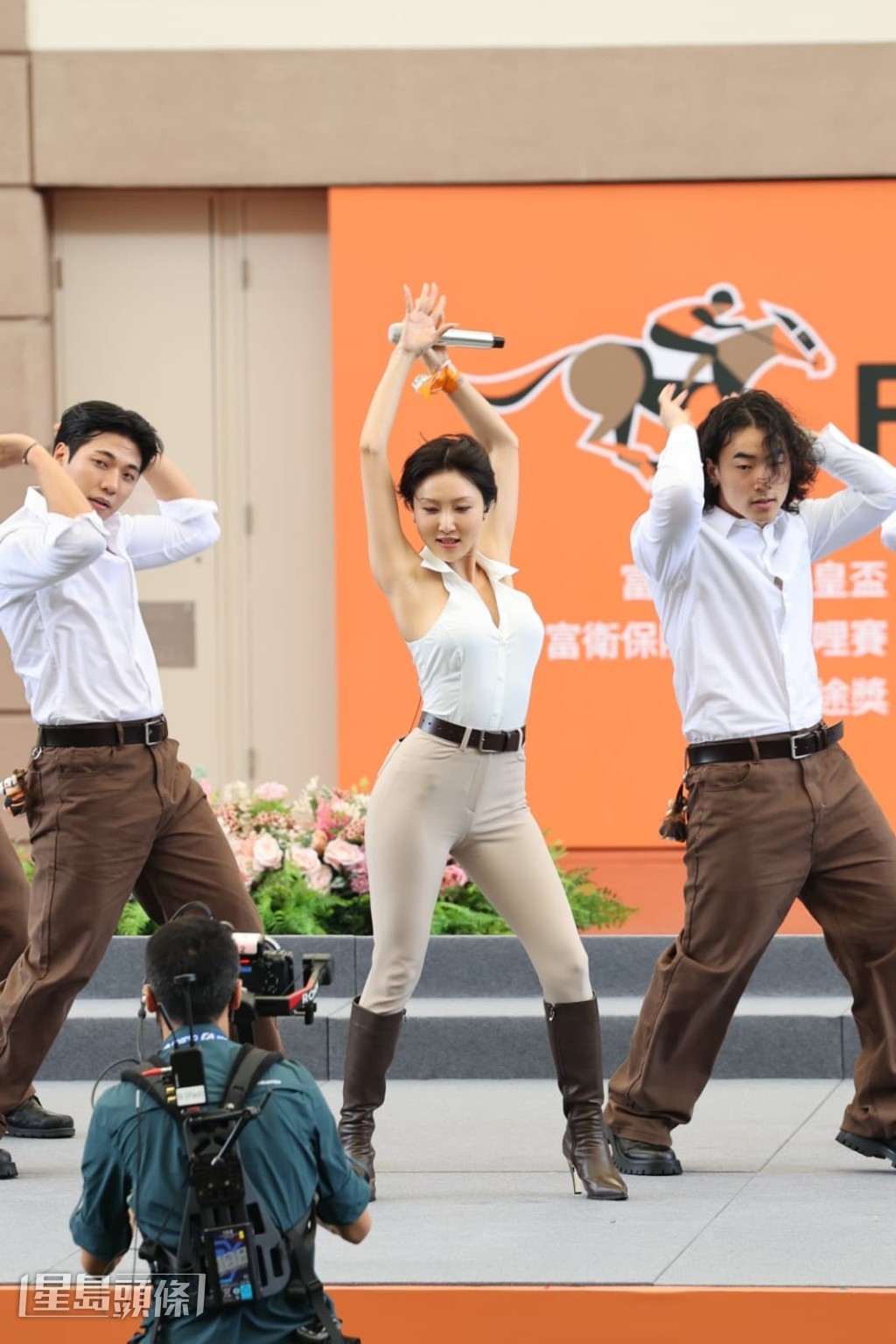 華莎獻唱了三首歌。