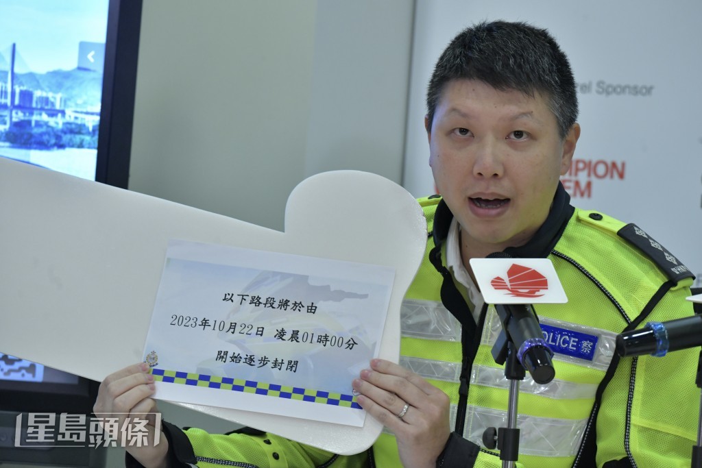 警方講解當天封路安排。褚樂琪攝