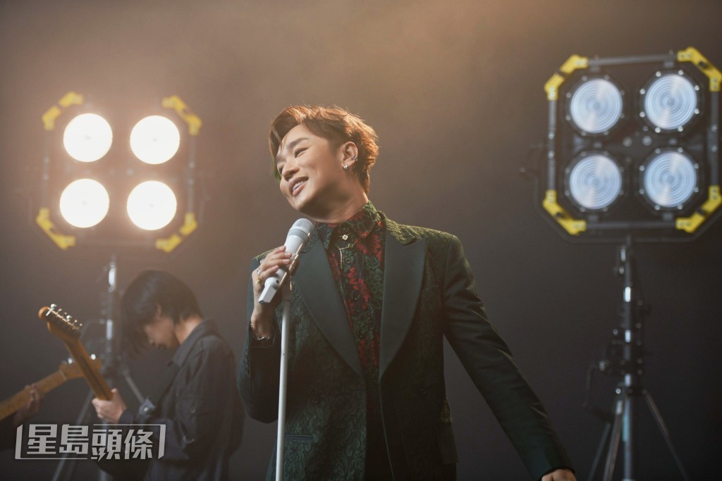 王鄭浚仁以新人身份正式加入樂壇，所以希望大家對他多多關照。