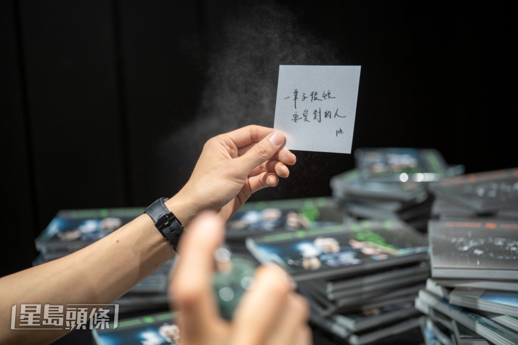 隨書附送的牛油紙Memo note,有由他親筆寫下「一輩子很短 要愛對的人」。 隨書附送的牛油紙Memo note,有由他親筆寫下「一輩子很短 要愛對的人」。