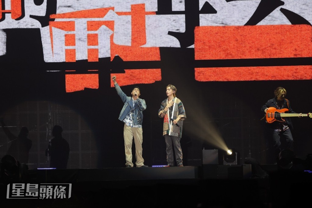 在介紹RubberBand出場時,AK笑言以前參加比賽時也有唱過對方的歌。 在介紹RubberBand出場時,AK笑言以前參加比賽時也有唱過對方的歌。