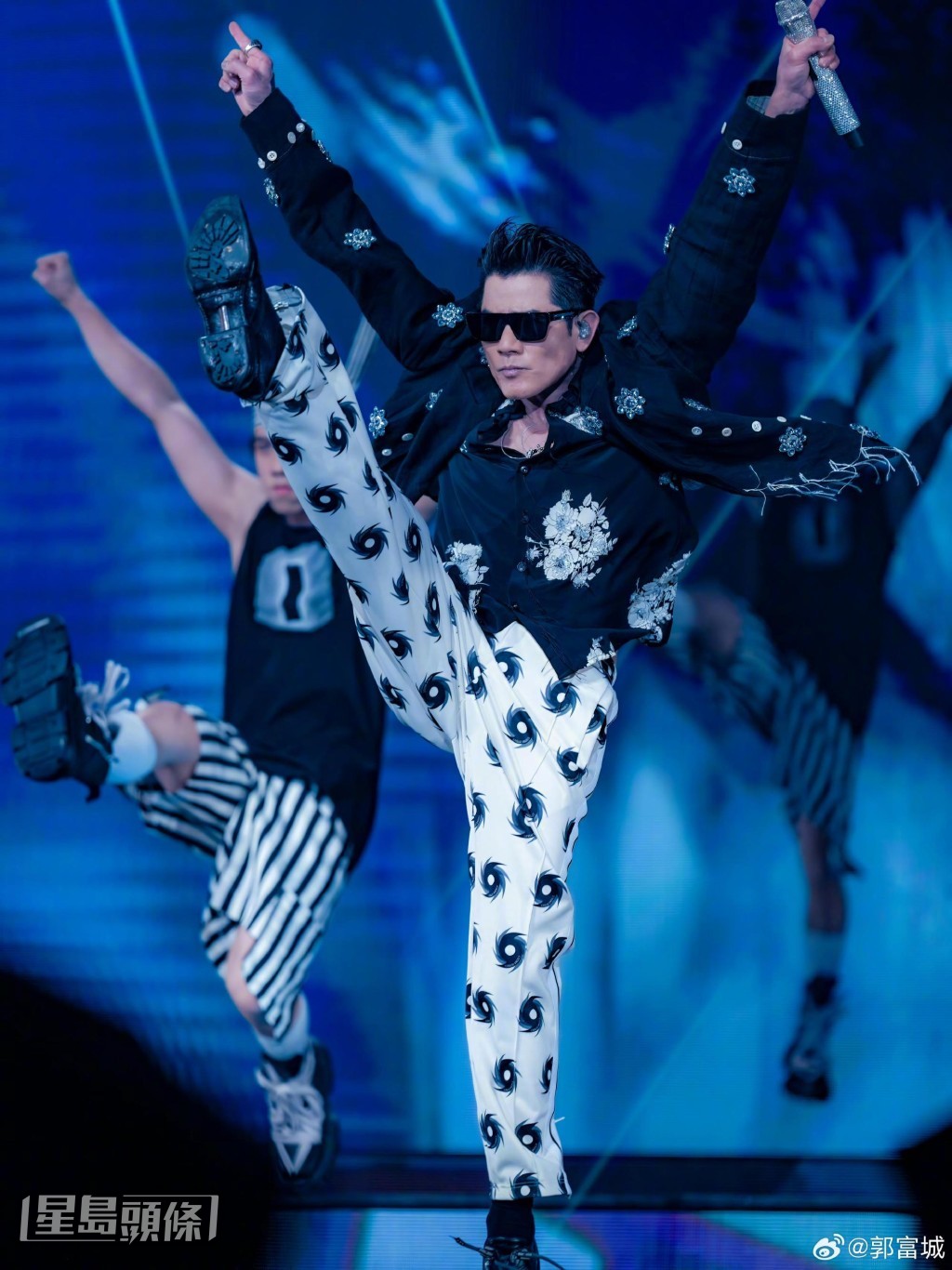  三寶還未滿月，這位舞台王者郭富城便要離家飛往台灣忙於為高雄兩場演唱會演出。