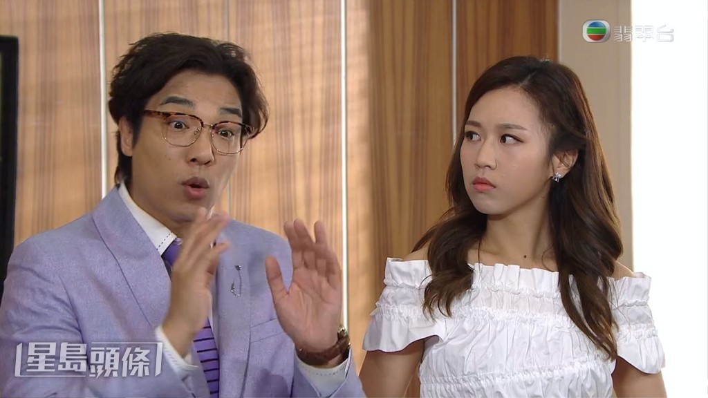 Roxanne在《愛•回家之開心速遞》中的火辣秘書形象深入民心。 Roxanne在《愛•回家之開心速遞》中的火辣秘書形象深入民心。