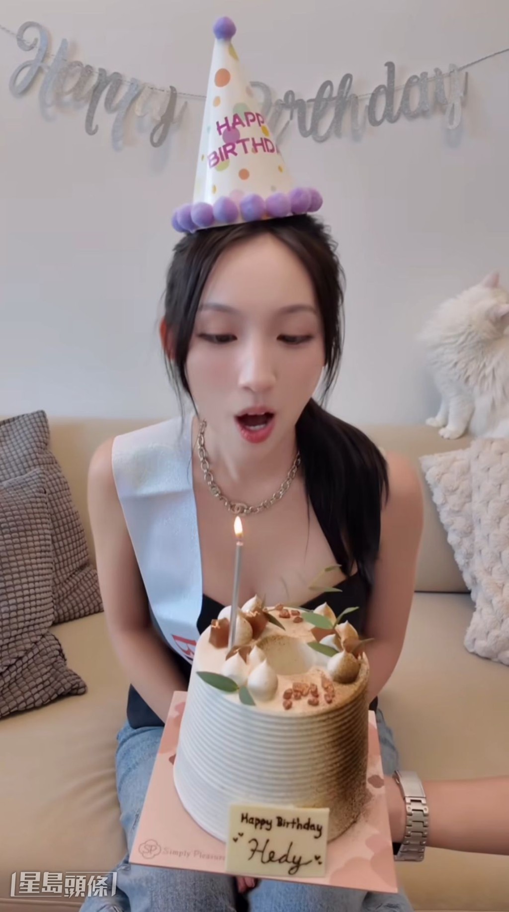 穿上黑色低胸露肩裝,胸前掛上生日彩帶,頭戴生日帽,並大曬白滑香肩。 穿上黑色低胸露肩裝,胸前掛上生日彩帶,頭戴生日帽,並大曬白滑香肩。