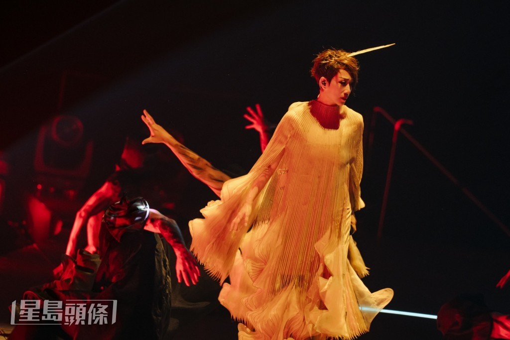 Sandy說:「我哋今次巡迴演唱會叫做『迴響』,喺呢啲歌曲嘅裏面其實就有好多好多唔同我嘅回憶碎片。」 Sandy說:「我哋今次巡迴演唱會叫做『迴響』,喺呢啲歌曲嘅裏面其實就有好多好多唔同我嘅回憶碎片。」