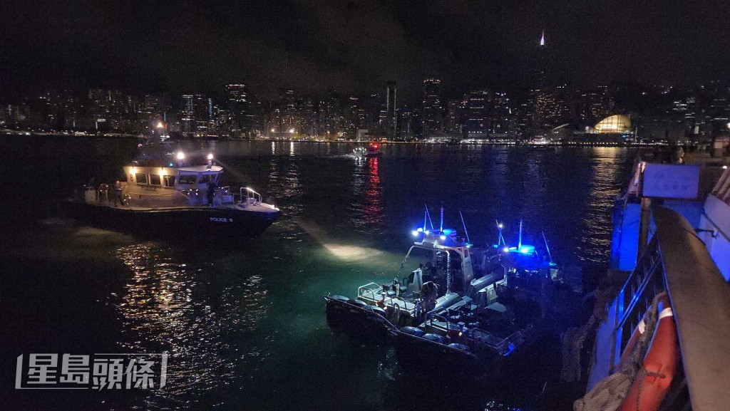 消防及水警小艇接報後火速趕往現場,在離岸不遠處發現目標,合力將該名少女救起,並送往就近岸邊梯台登岸。黎志偉攝 消防及水警小艇接報後火速趕往現場,在離岸不遠處發現目標,合力將該名少女救起,並送往就近岸邊梯台登岸。黎志偉攝