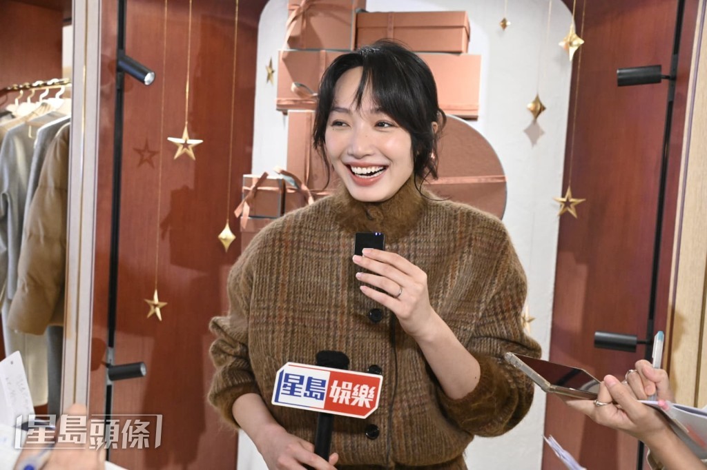 一提起老公劉俊謙，蔡思韵非常開心。