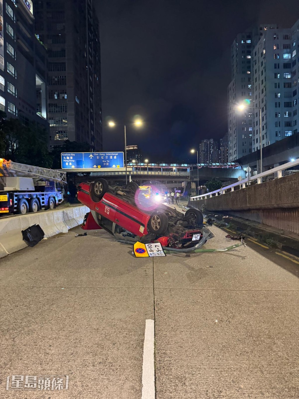的士車身碎片、零件以及雜物散落一地。黎志偉攝