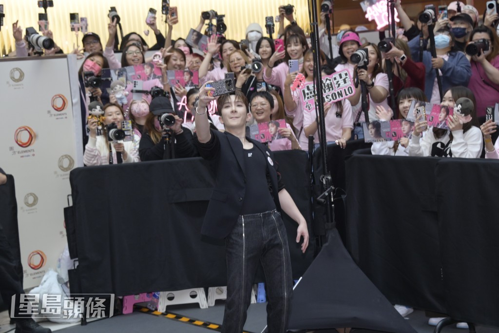 AL興奮與神徒selfie。
