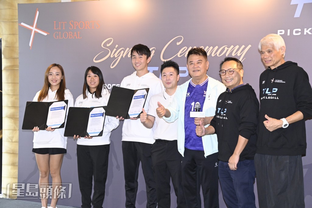 叻哥見證3位全職球員簽約。