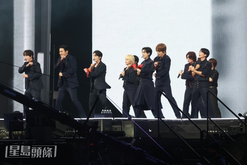 Super Junior落力又唱又跳。 Super Junior落力又唱又跳。