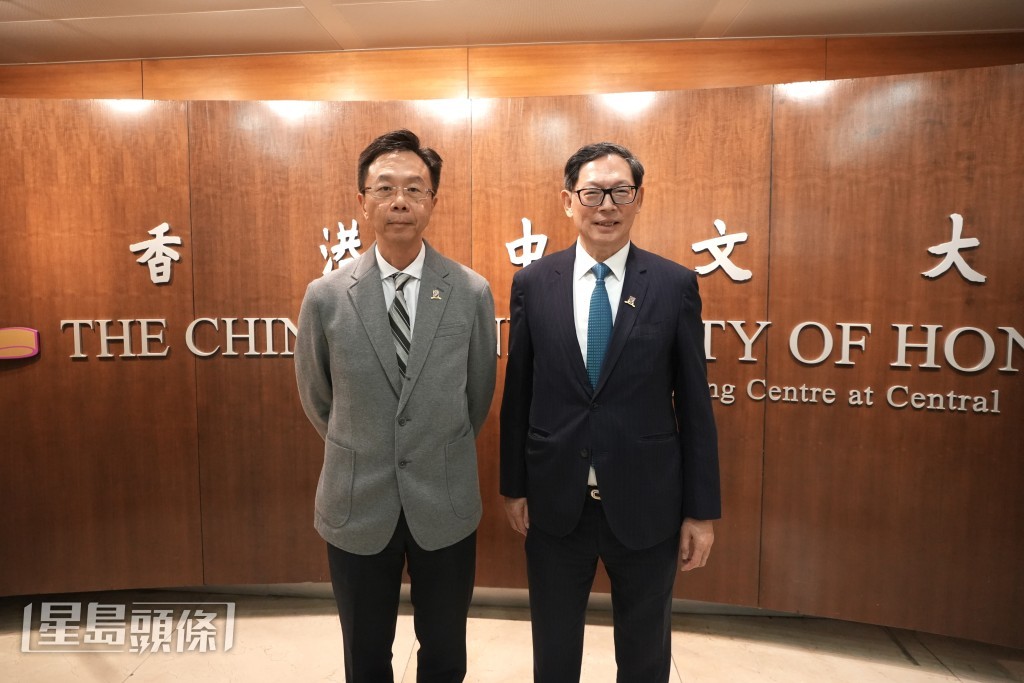 中大校董會主席查逸超(左)及副主席陳德霖(右)公布解傭吳樹培決定。劉駿軒攝