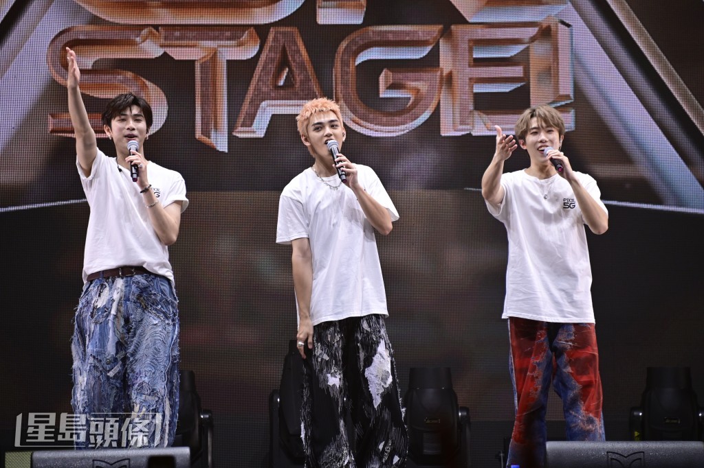 三子開心在台上宣佈5月尾在九展開show