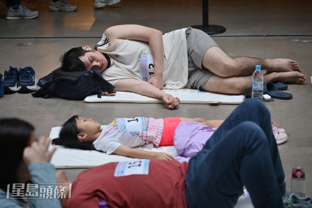 有人直接在地上软垫“躺平”。 有人直接在地上软垫“躺平”。