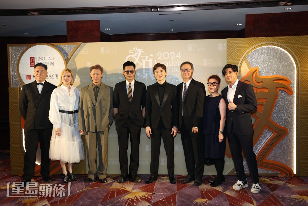 星島新聞集團主席蔡加讚（右四）恭賀古天樂及《九龍城寨之圍城》主創團隊。