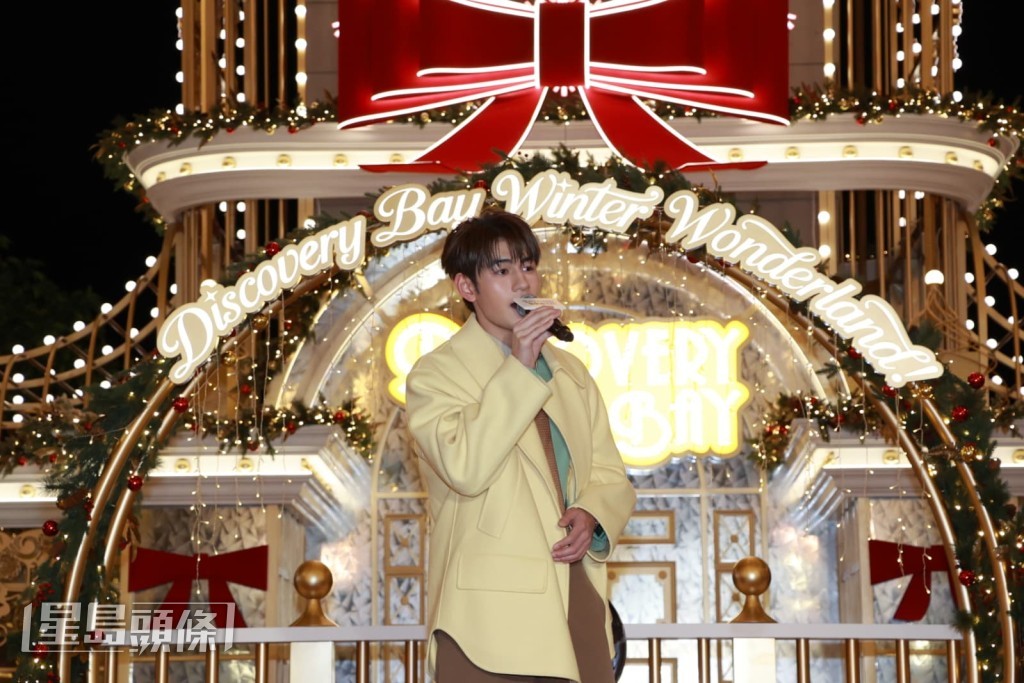 Jeffrey即場演唱兩首歌。