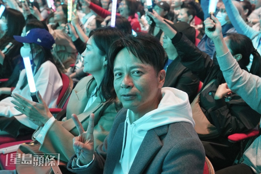李克勤夫婦與眾同樂。 李克勤夫婦與眾同樂。
