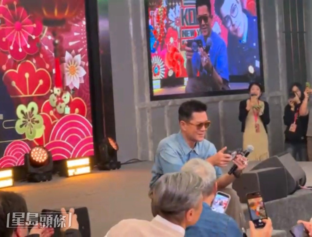 唱《今期流行》時,唔記得歌詞的古仔即刻找人攞歌詞睇。 唱《今期流行》時,唔記得歌詞的古仔即刻找人攞歌詞睇。