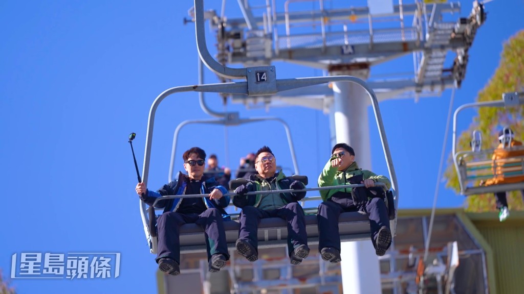 3人坐缆车上山顶。 3人坐缆车上山顶。