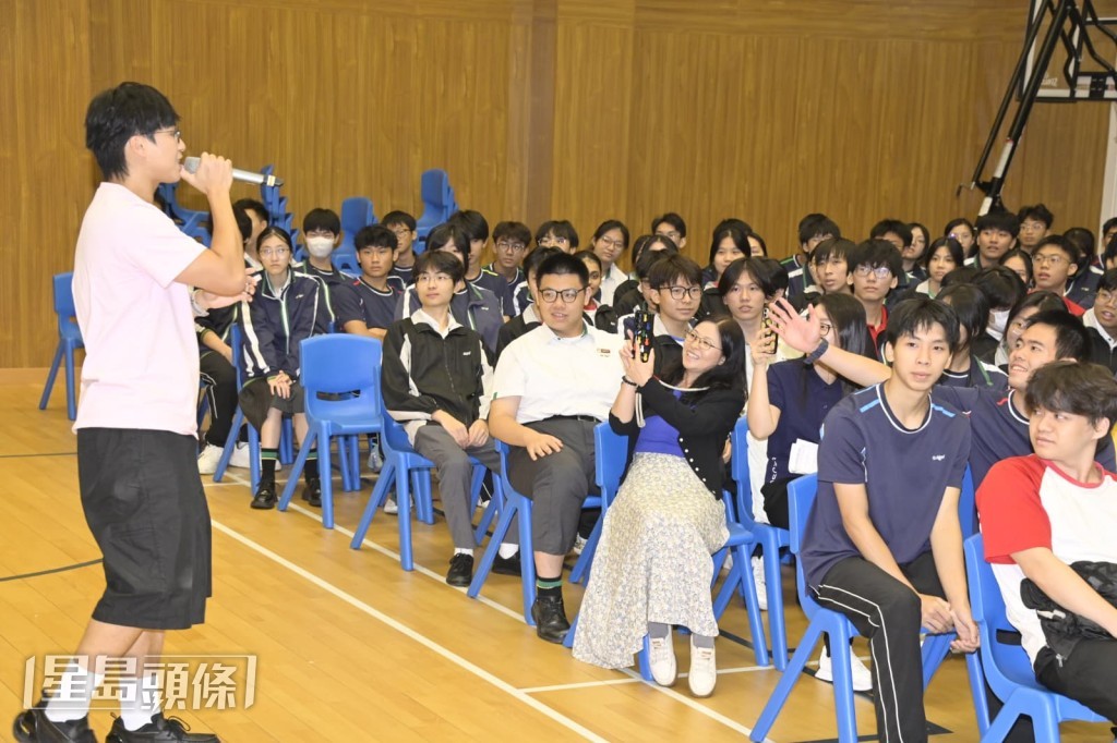吳業坤也即場演唱《陽光點的歌》。