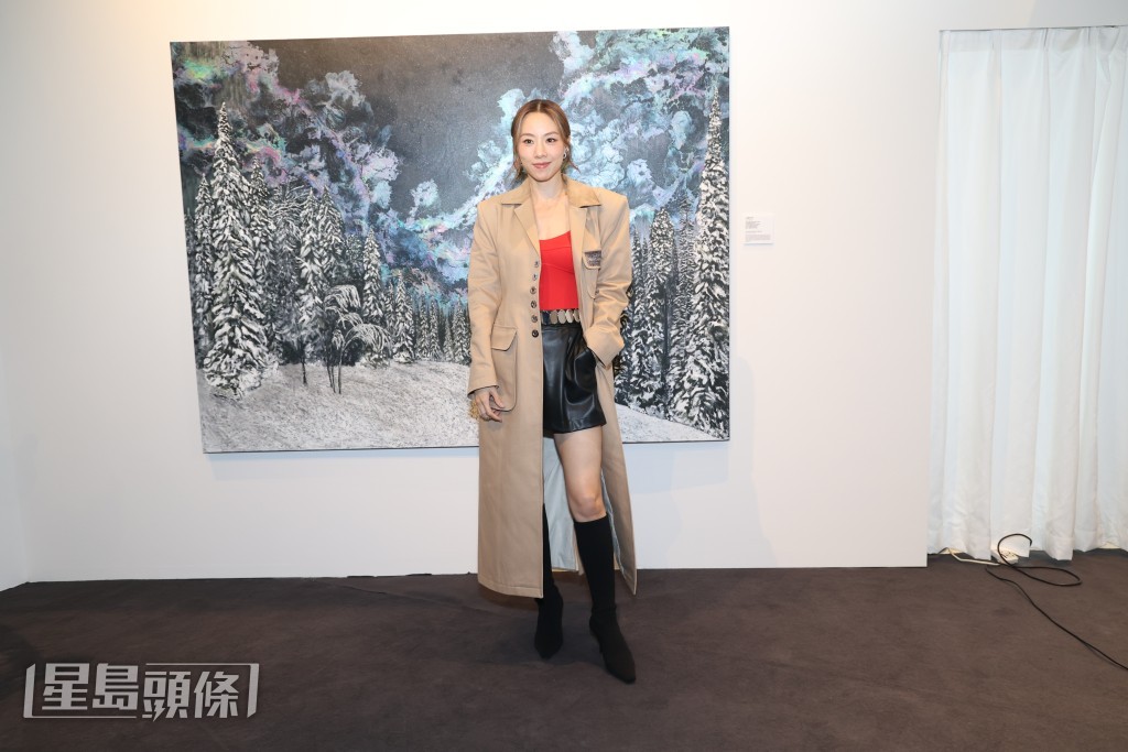 鄧麗欣以畫家身份舉辦首個個人畫展 。