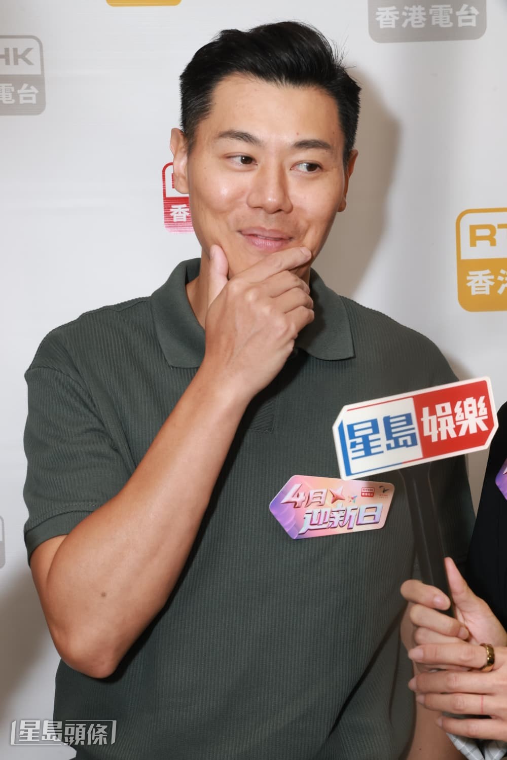 黄耀英笑指因为拍拖六年后才结婚,所有痕痒已经过去。 黄耀英笑指因为拍拖六年后才结婚,所有痕痒已经过去。